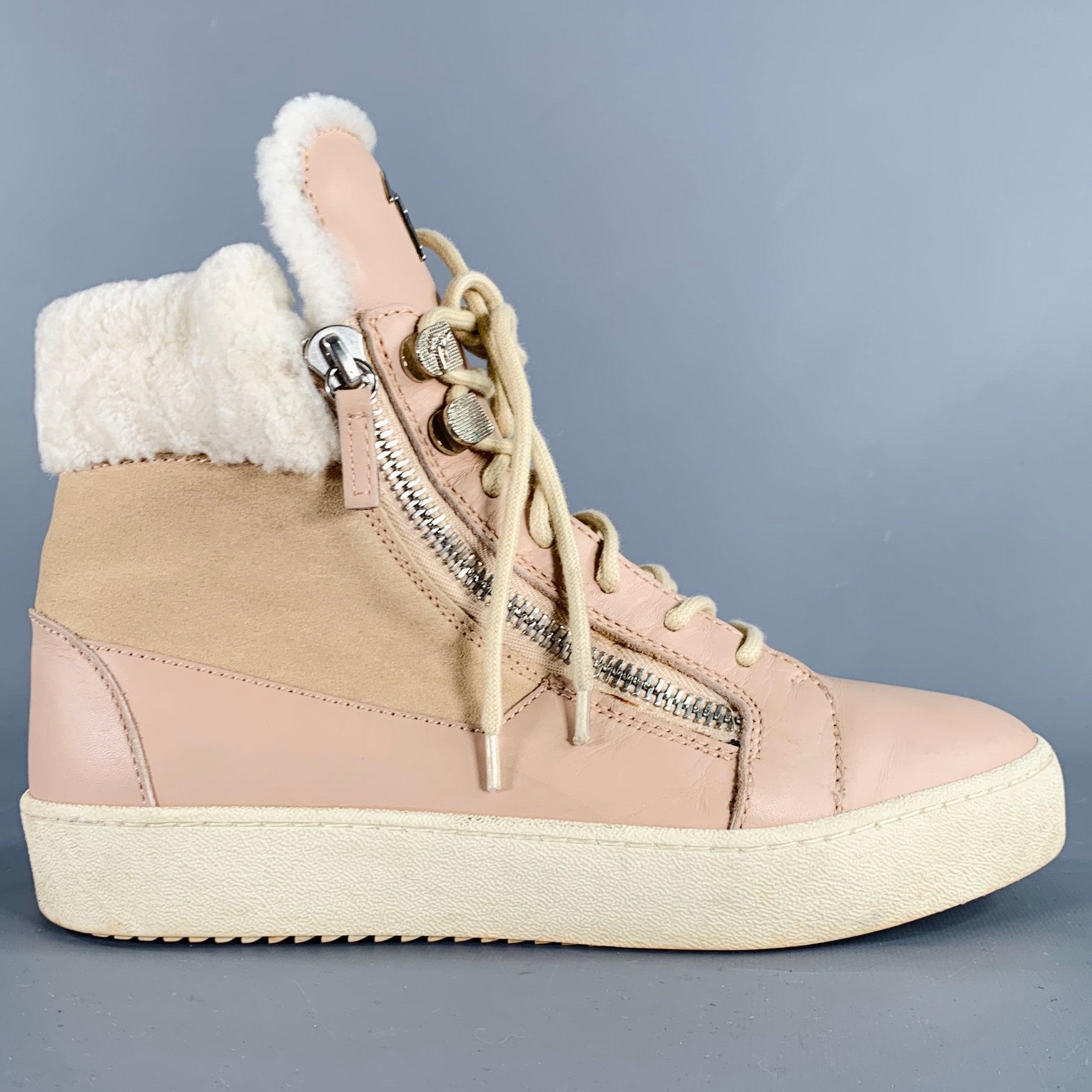 Scarpe da ginnastica GIUSEPPE ZANOTTI
in pelle scamosciata grigia e rosa, con stile high top, finto shearling e chiusura a doppia cerniera laterale con dettagli in pizzo. Viene fornito con sacchetto antipolvere. Made in Italy.Ottime condizioni di