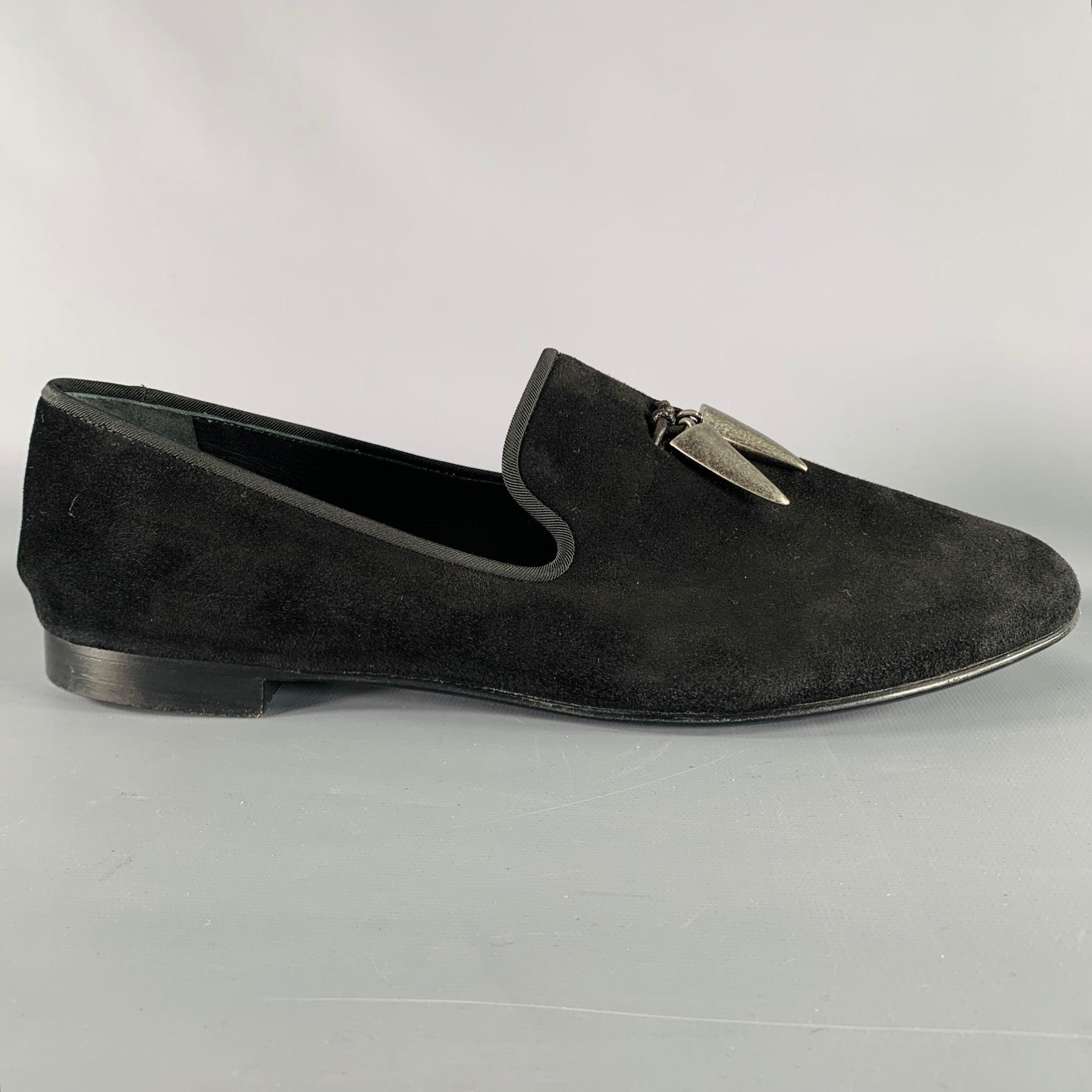 Mocassins GIUSEPPE ZANOTTI
en daim texturé noir, orné de crocs en métal argenté et se fermant à l'aide d'une glissière. Fabriqué en Italie. Très bon état. 

Marqué :   44Semelle d'usure : 11.5 pouces  x 3,75 pouces 
  
  
 
Référence Sui Generis :