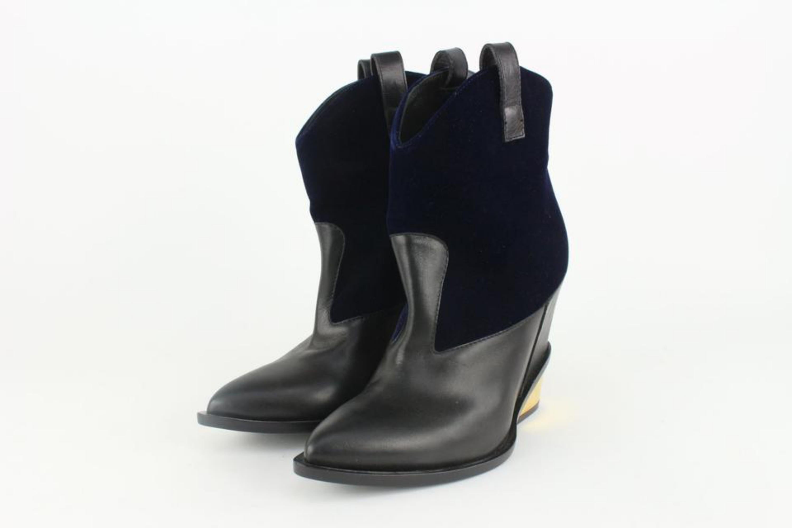 Giuseppe Zanotti Size 40 Black x Gold Velour x Leather Ankle Booties Boots 1GZ1116
Made In: Italy
Measurements: Length: 9.5 