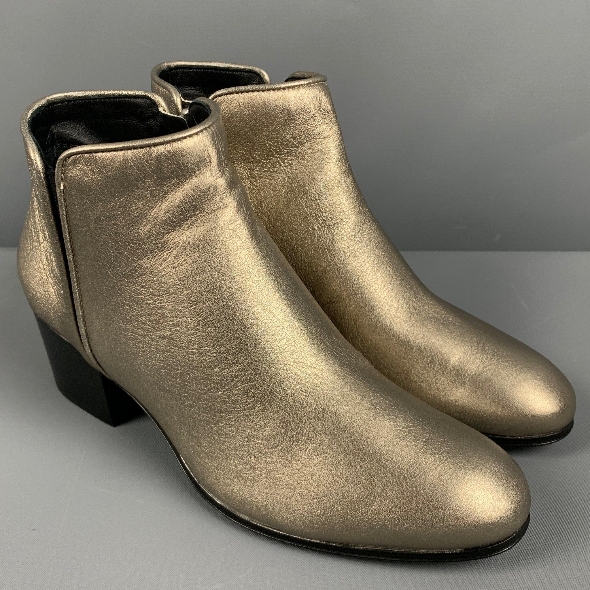 GIUSEPPE ZANOTTI-Stiefel
aus silbernem Metallic-Leder, mit Knöchelschnitt, klobigem Absatz und seitlichem Reißverschluss. Kommt mit Box und Staubbeutel.Neu mit Box. 

Markiert:   35 

Abmessungen: 
  Länge: 9 Zoll Breite: 3 Zoll Höhe: 5,25 Zoll 
  
