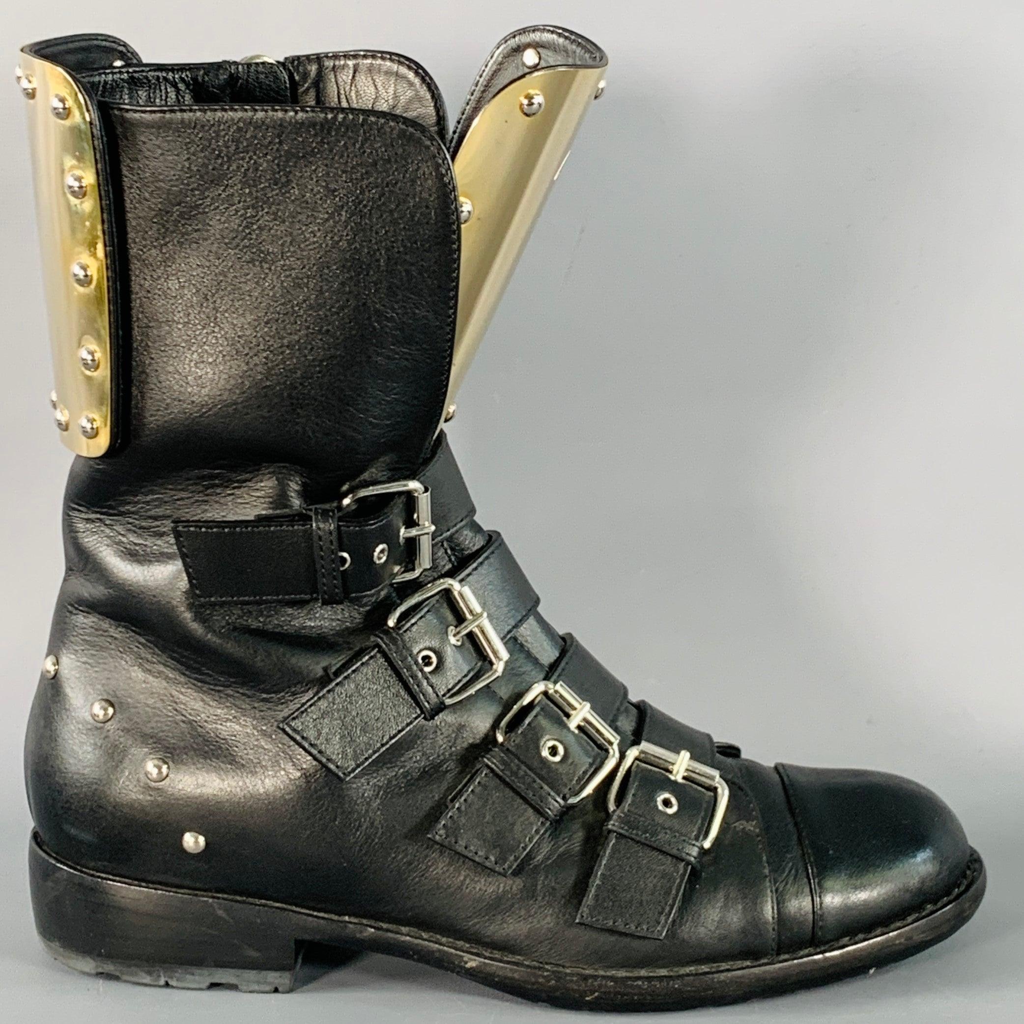 GIUSEPPE ZANOTTI
Botas de piel negra con grandes placas metálicas doradas en la parte delantera y trasera del tobillo, correas con hebillas metálicas plateadas y cierre de cremallera lateral. Pequeñas arrugas. 

Marcado:   IT 40 

Medidas: 
  Largo: