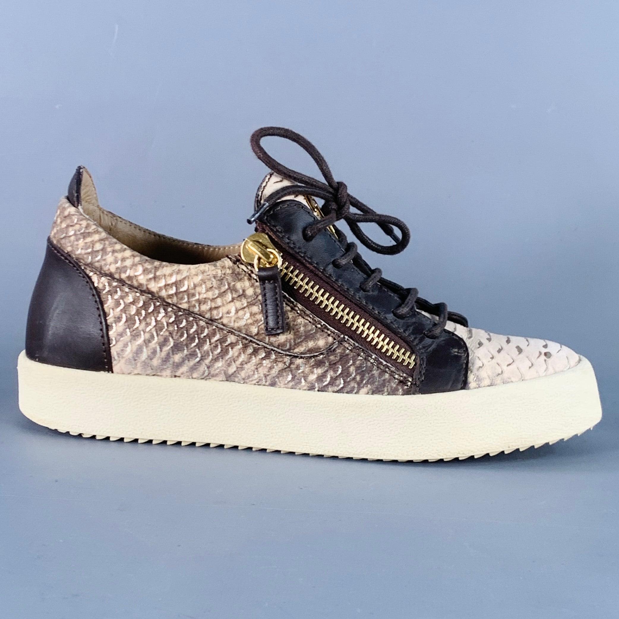 GIUSEPPE ZANOTTI Turnschuhe
aus beigem und braunem Leder mit strukturiertem Schlangenprägedesign und Metallic-Details sowie doppeltem seitlichem Reißverschluss mit Schnürsenkeln. Made in Italy. sehr guter gebrauchter Zustand. 

Markiert:   IT