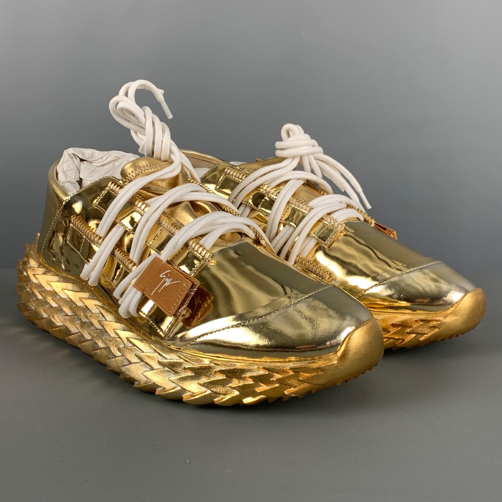 GIUSEPPE ZANOTTI URCHIN Sneakers aus goldfarbenem Lackleder mit goldener Gummisohle, Low-Top-Stil und weißem Schnürverschluss. Hergestellt in Italien. Kommt mit box.Very Good Pre-Owned Condition. 

Markiert:   9Außensohle: 11,5 Zoll  x 4,5 Zoll 

 