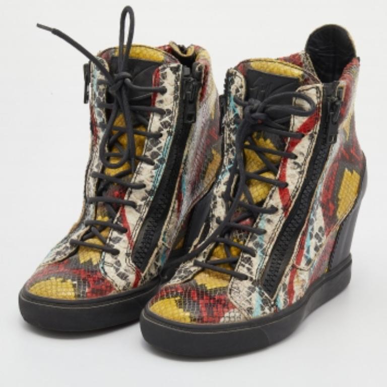 Menez votre journée d'un pas coloré en arborant ces baskets Giuseppe Zanotti. Confectionnées en cuir gaufré, elles sont dotées d'une fermeture à glissière sur les côtés et au niveau du contrefort, ainsi que d'empiècements à lacets. La semelle en