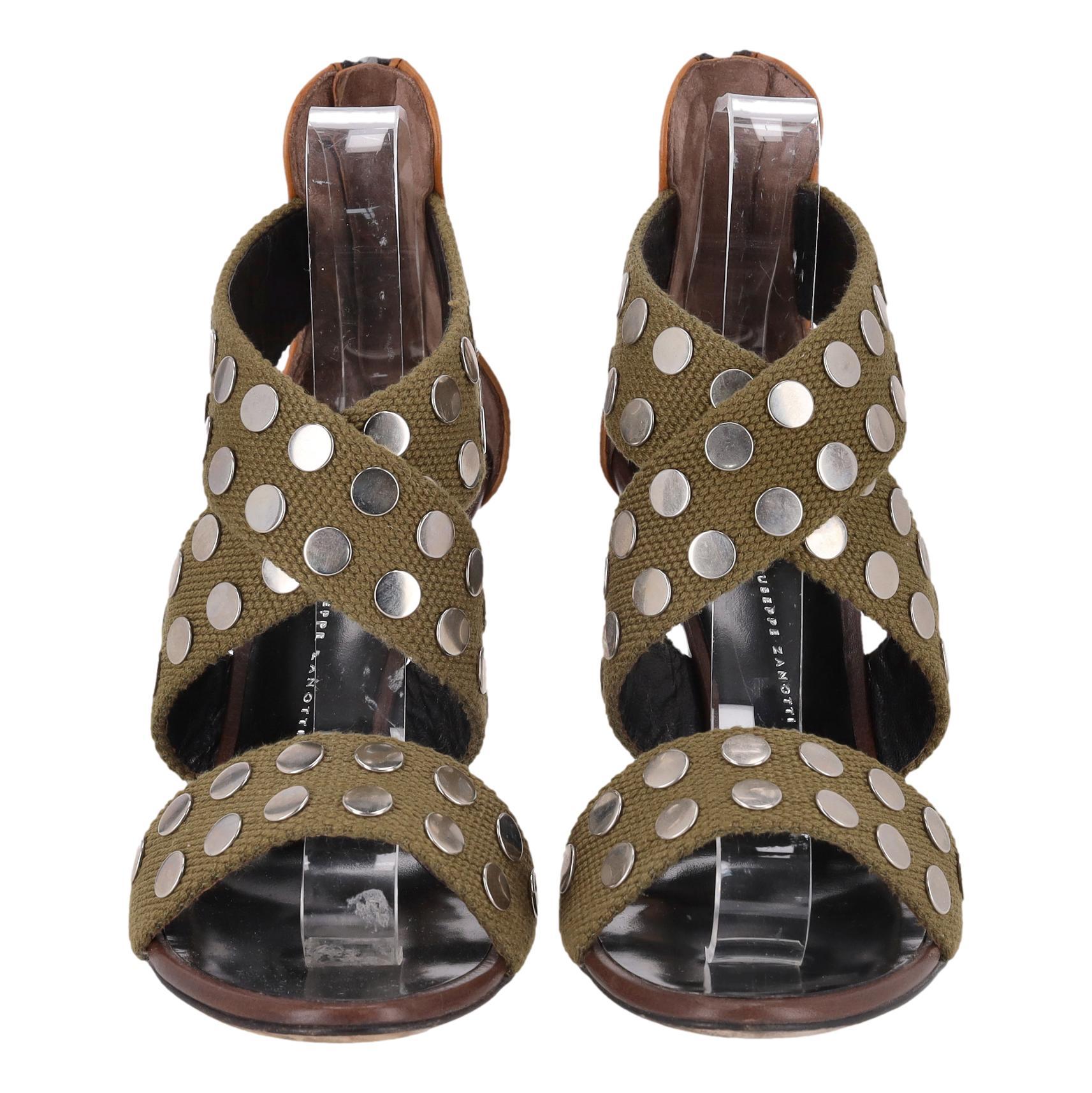 Giuseppe Zanotti Riemchensandalen aus Canvas mit Nieten (Braun) im Angebot