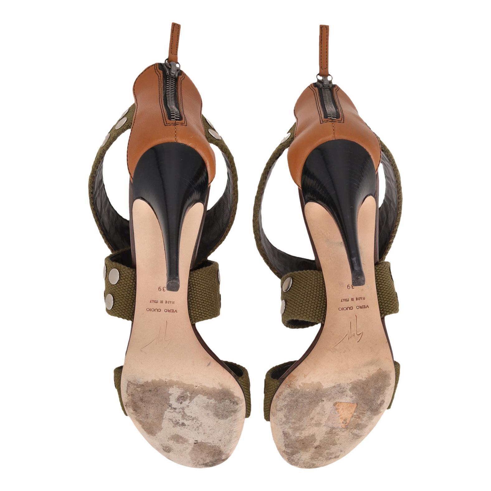 Giuseppe Zanotti Riemchensandalen aus Canvas mit Nieten im Angebot 1