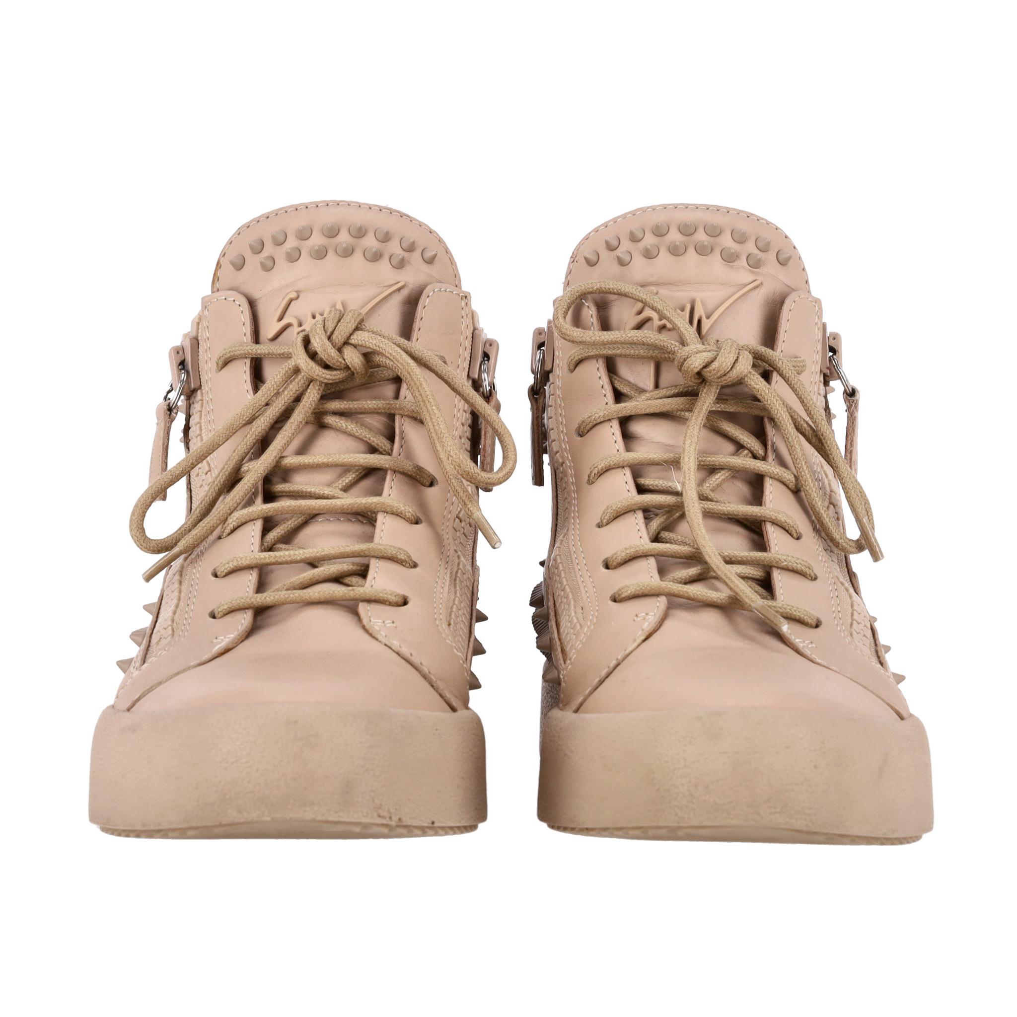 Giuseppe Zanotti - Scarpe da ginnastica in pelle con borchie

Sneakers nude realizzate in pelle con borchie tono su tono.

Caratterizzate da lacci sul davanti, punta rotonda e logo in rilievo sul tallone.

Prezzo di listino circa 850 euro

Taglia -