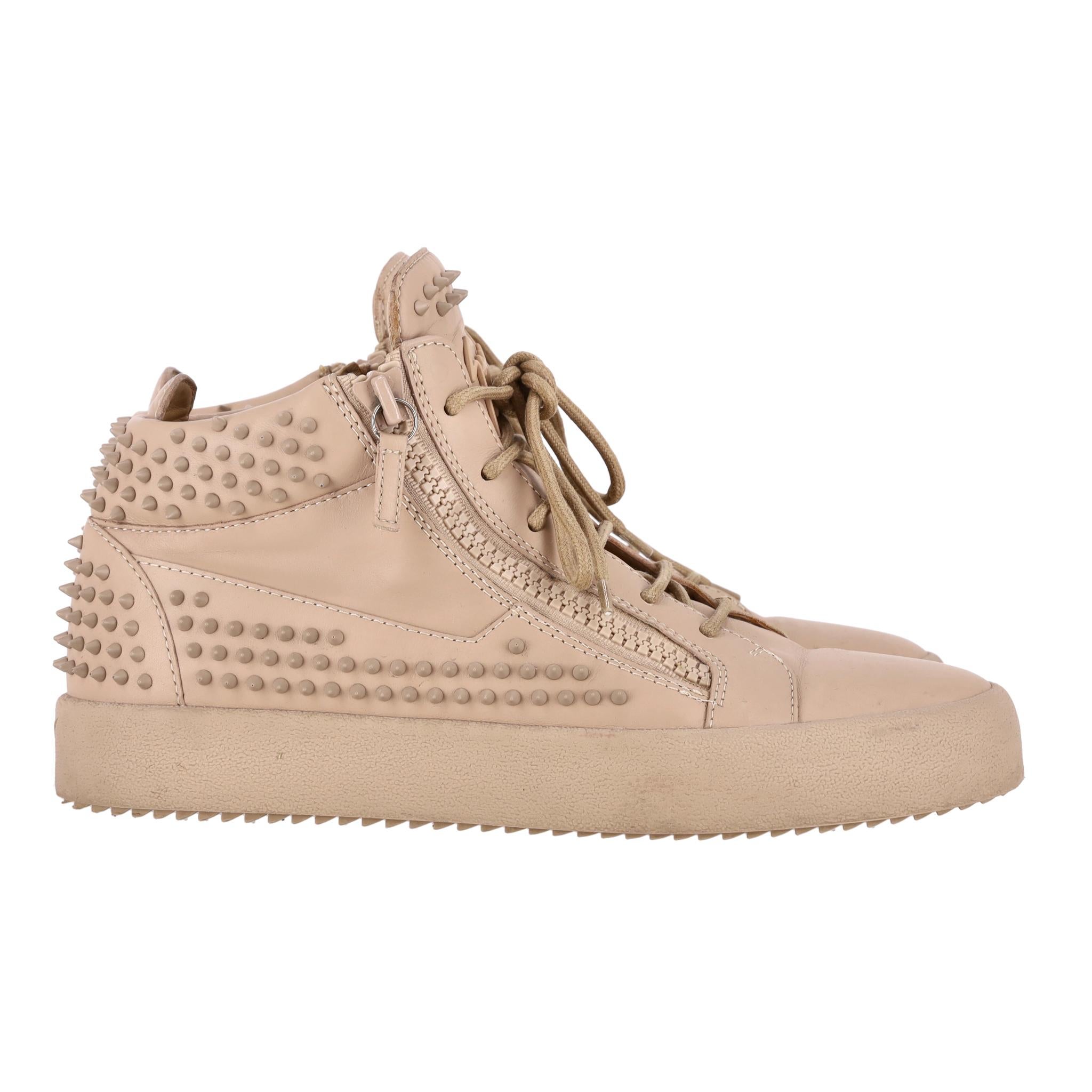 Beige Giuseppe Zanotti - Scarpe da ginnastica in pelle con borchie in vendita