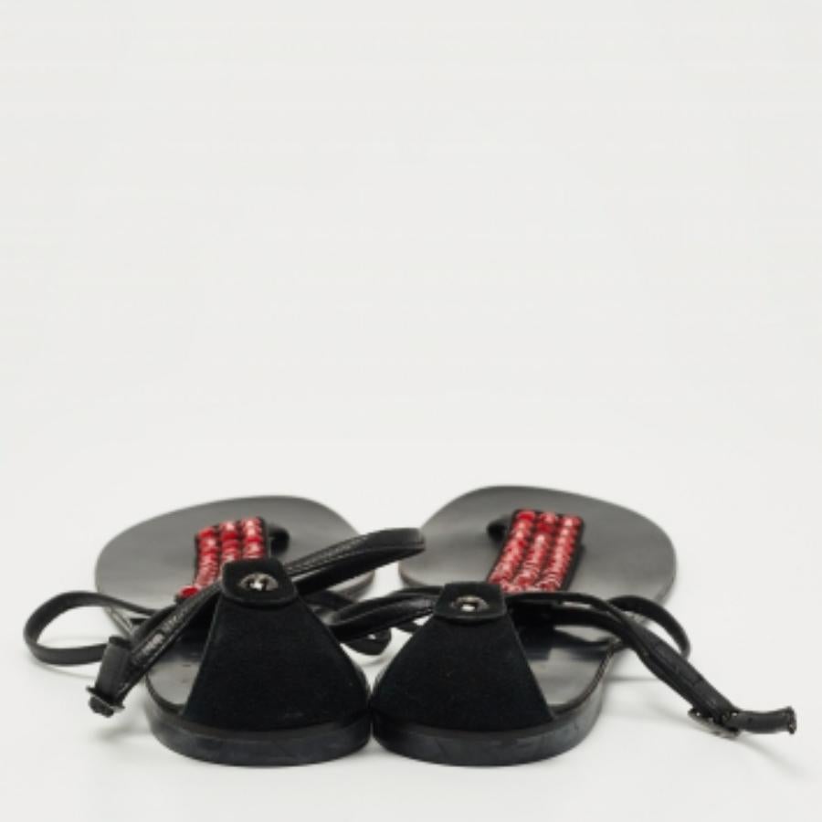 Póngase estas sandalias de diseño para arreglar cualquier conjunto. Son versátiles, chic y se pueden peinar fácilmente. Fabricadas con materiales de calidad, estas sandalias están bien construidas y son duraderas.