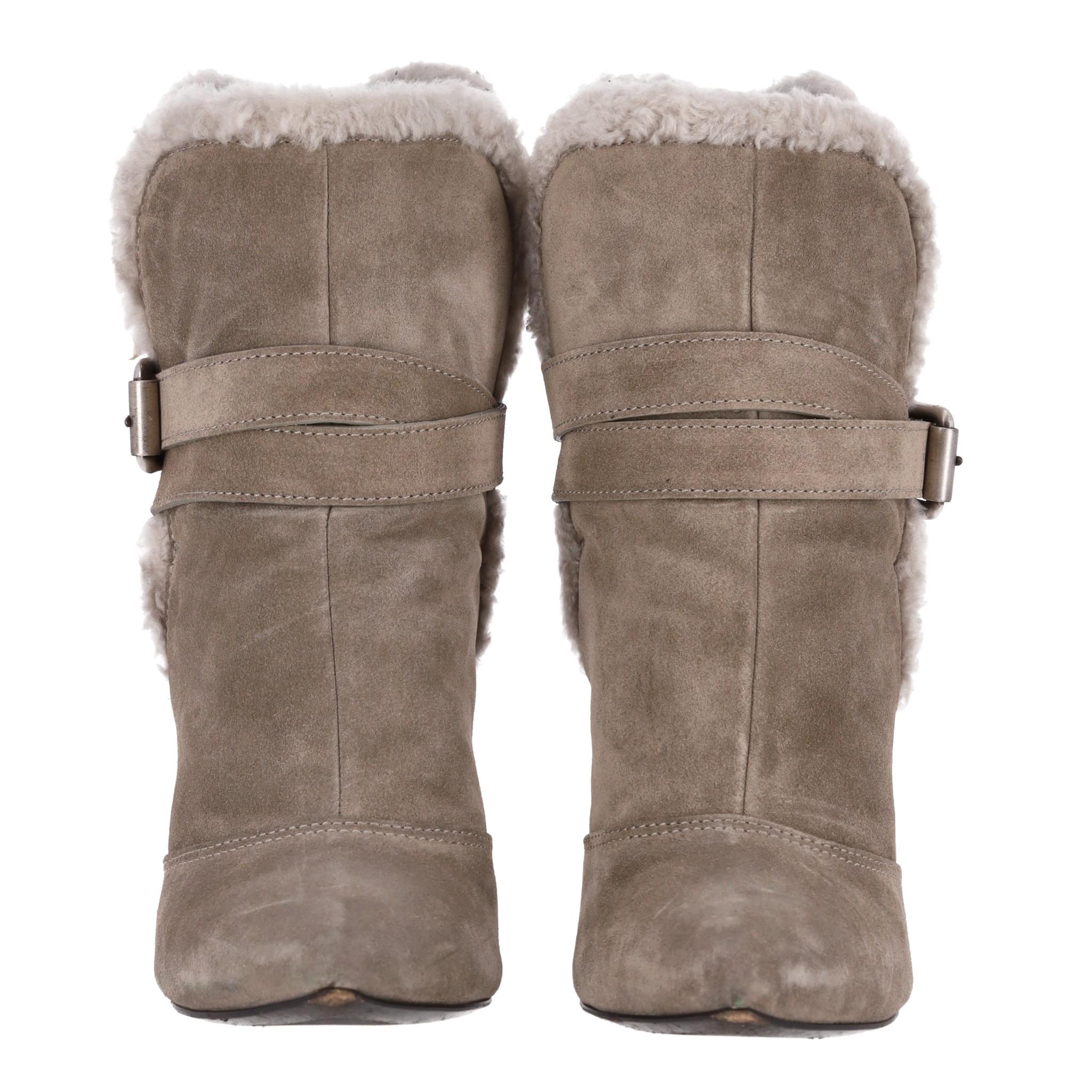 Giuseppe Zanotti - Bottines en daim bordées de shearling

Bottes en daim de couleur taupe, agrémentées d'une bordure en shearling blanc.

Il est agrémenté d'une bride à boucle autour de la cheville, d'un bout pointu et d'un talon aiguille.

Rrp