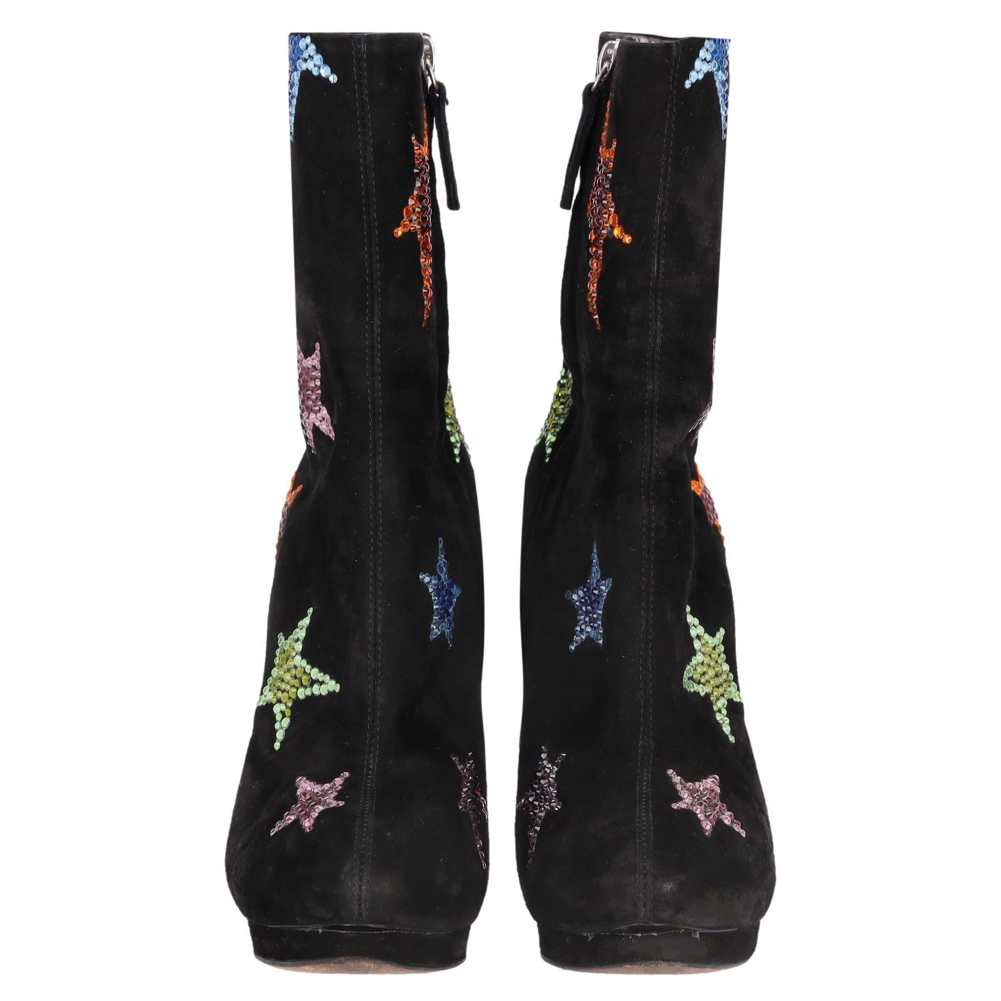 Botas de ante Giuseppe Zanotti con adorno de estrellas de cristal

Botines negros de ante adornados con estrellas de cristal multicolor.

Con suela de plataforma, tacón de aguja y cierre de cremallera lateral.

Precio aprox. 1,200

Talla -
