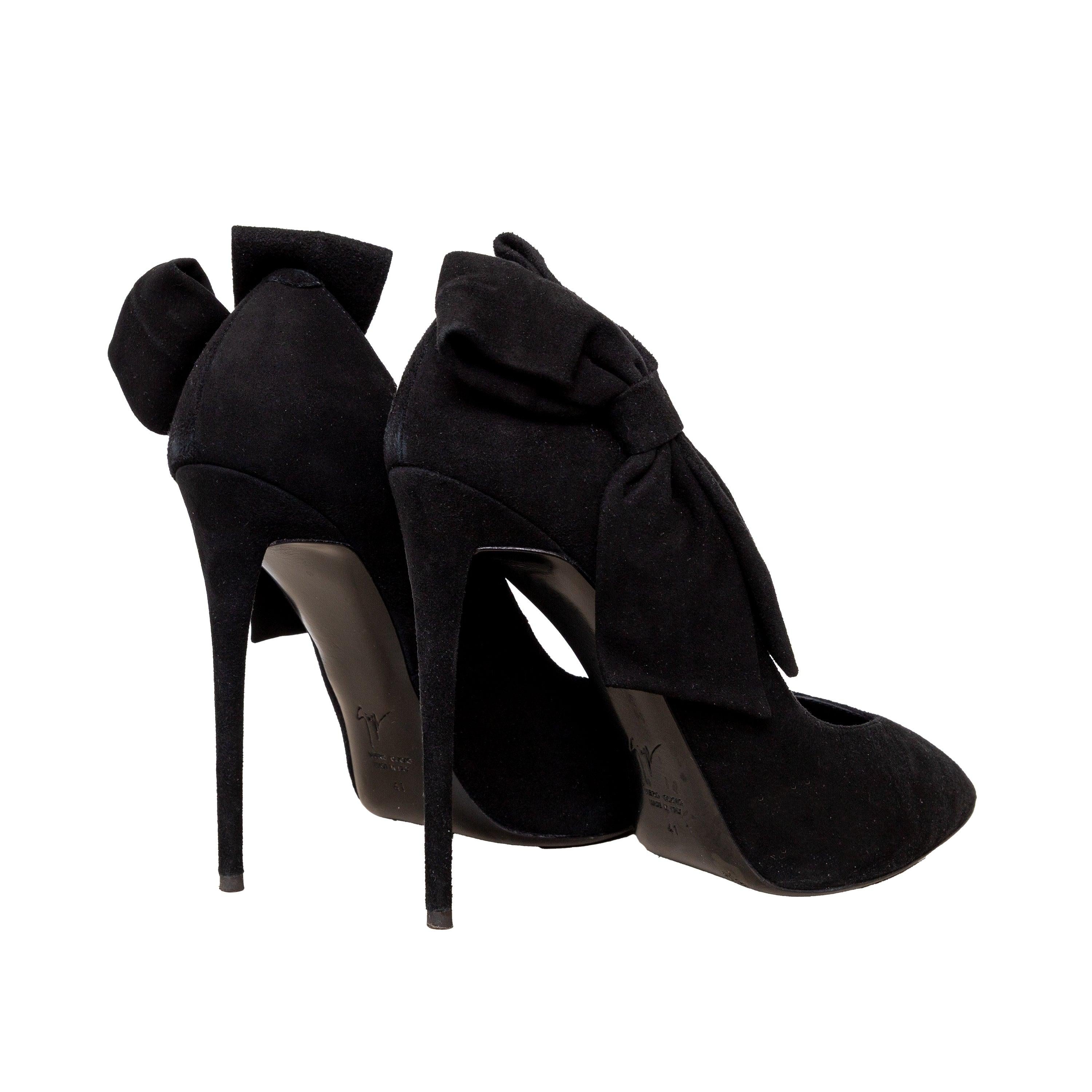 Black suede pointed pumps in high heel with a bow on the side, combining refined elegance and bold style for a chic, elevated look. 
 Inclusion: dust bag, box. 
 Measurement: Insole Length:26;Heel:12.5 
 Material: Suede