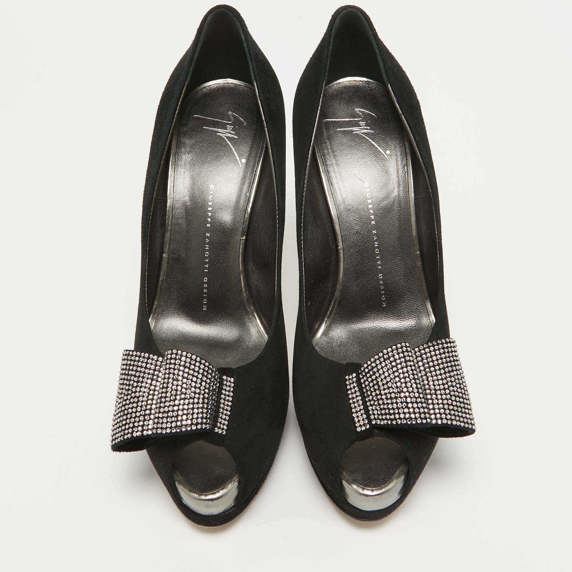 Nero Giuseppe Zanotti in pelle scamosciata con cristalli e fiocco Peep Toe Pumps Taglia 41 in vendita