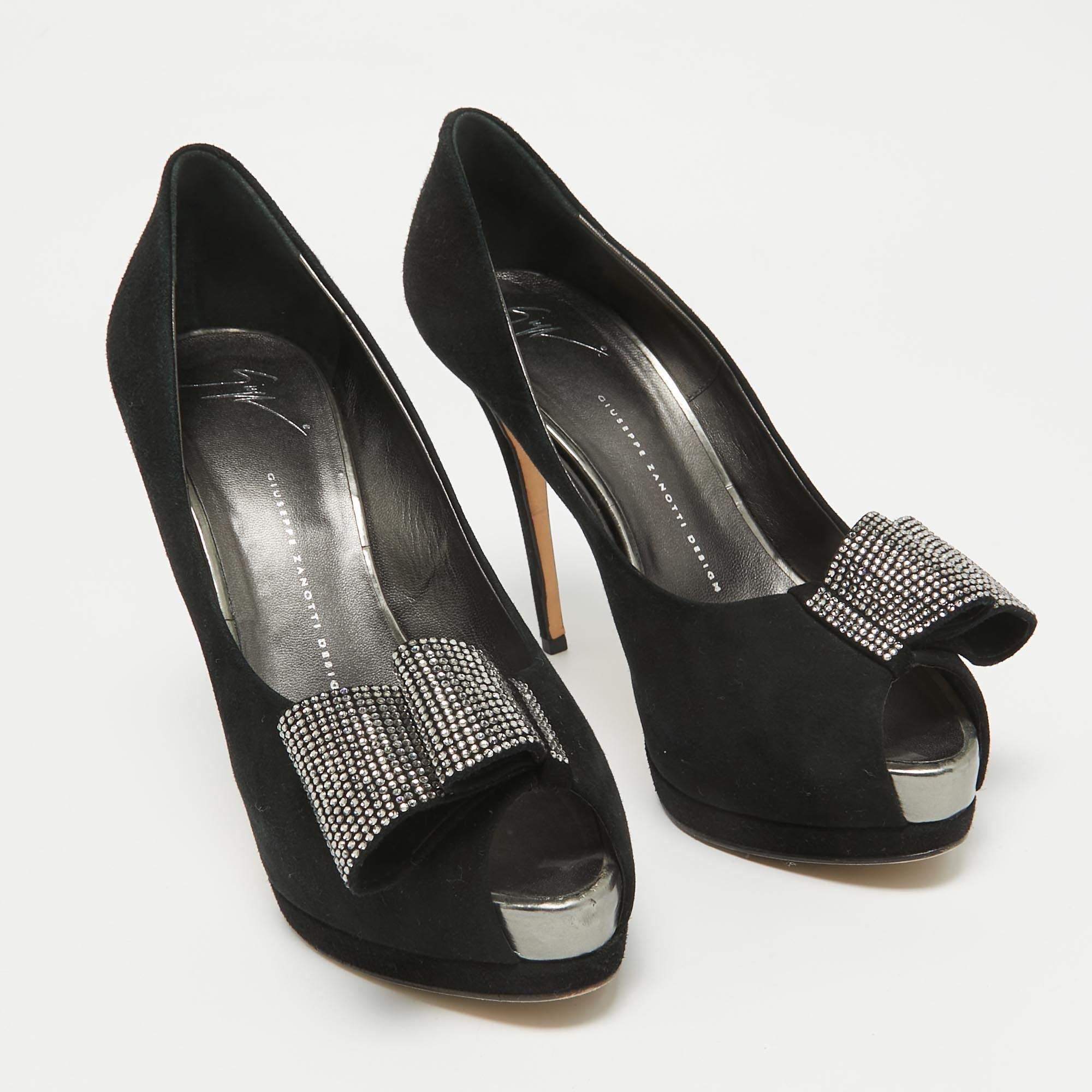 Giuseppe Zanotti in pelle scamosciata con cristalli e fiocco Peep Toe Pumps Taglia 41 In condizioni buone in vendita a Dubai, Al Qouz 2
