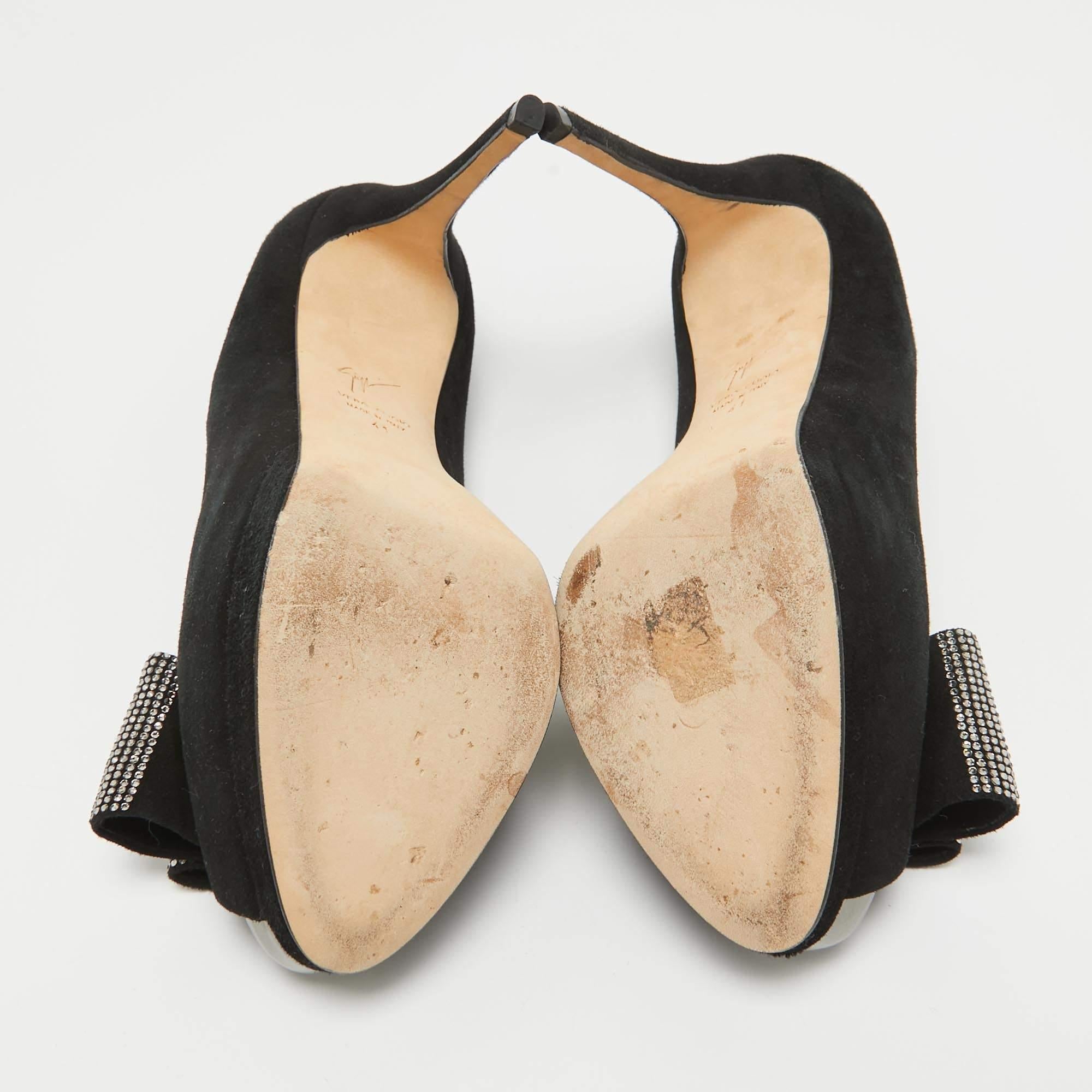 Giuseppe Zanotti in pelle scamosciata con cristalli e fiocco Peep Toe Pumps Taglia 41 in vendita 1