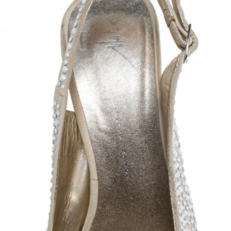 Metti in mostra il tuo piede migliore ovunque tu vada con questi sandali di Giuseppe Zanotti. Sono state realizzate in pelle scamosciata e disegnate con cristalli. Le slingback con fibbia, i plateau e i tacchi da 15.5 cm completano splendidamente