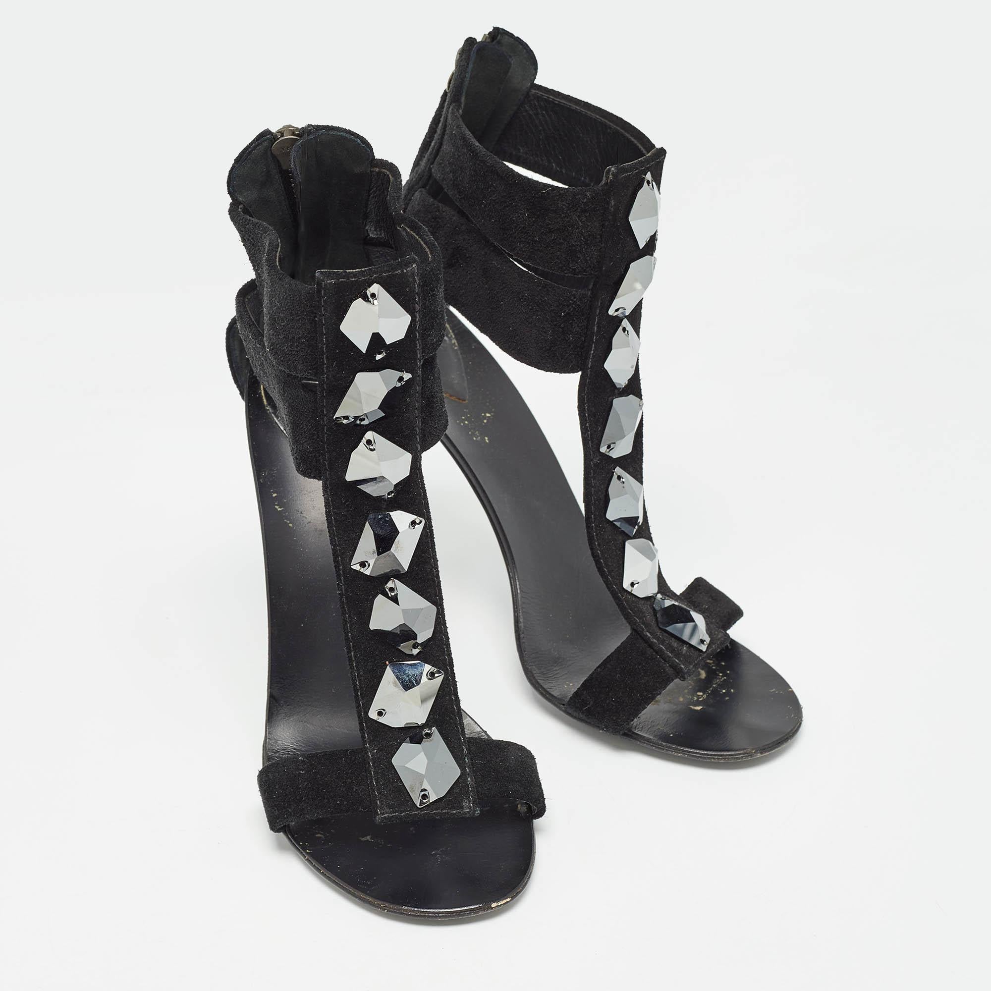 Giuseppe Zanotti - Sandales à lanières en daim ornées de cristaux T-Bar - Taille 37,5 Bon état - En vente à Dubai, Al Qouz 2