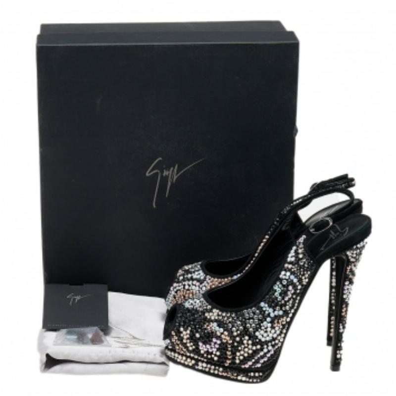 Ayez l'air chic et sophistiqué en arborant cette paire d'escarpins Sharon. Confectionnées en daim, elles sont dotées de peep toes, d'ornements en cristal et de talons de 14 cm. Ajoutez une touche de glam à votre tenue avec cette paire d'escarpins