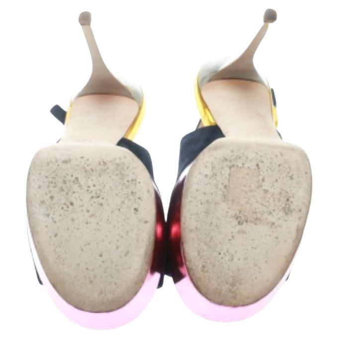 Dieses Paar Sandalen von Giuseppe Zanotti verbindet eine klassische Silhouette mit einem modernen Stil. Die wunderschöne Wildlederkonstruktion mit farbigen Lederbesätzen verleiht diesem Paar einen unverwechselbar femininen Reiz. Mit Slingback-Riemen