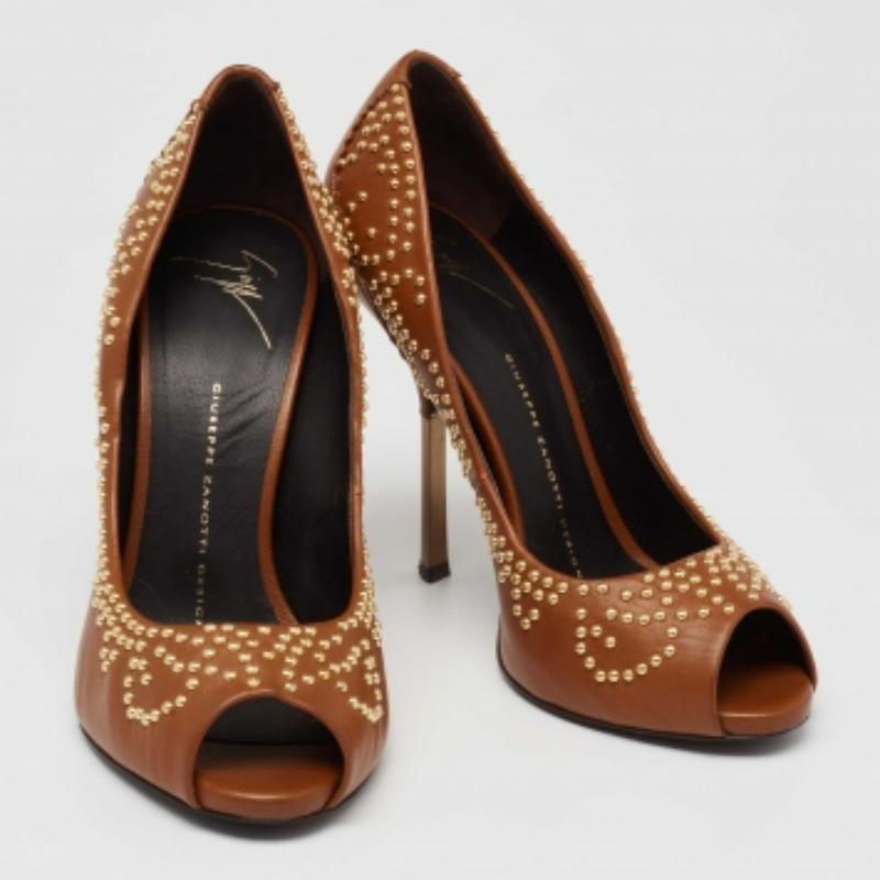 Brown Giuseppe Zanotti Tan Studded Leather Peep-Toe Pumps Size 37.5 For Sale