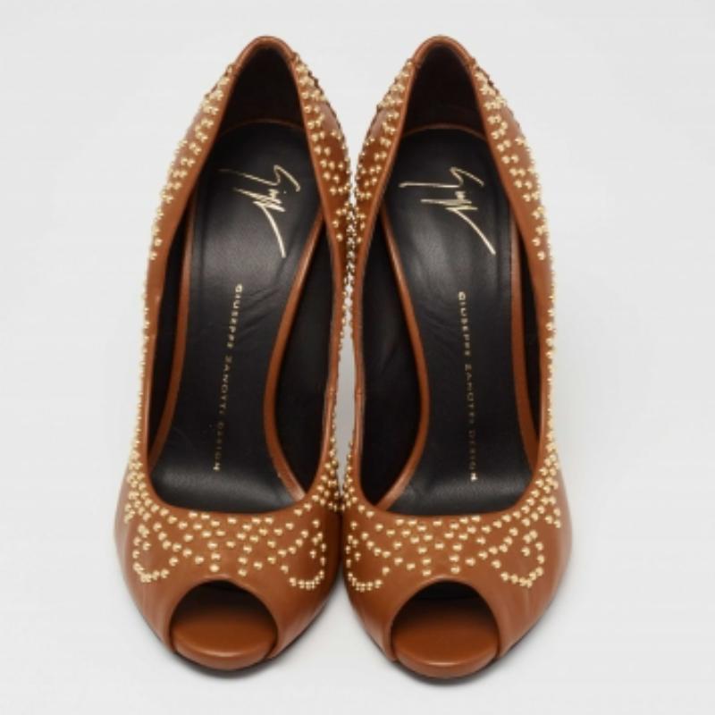 Giuseppe Zanotti Tan Studded Leather Peep-Toe Pumps Size 37.5 In Good Condition For Sale In Dubai, Al Qouz 2