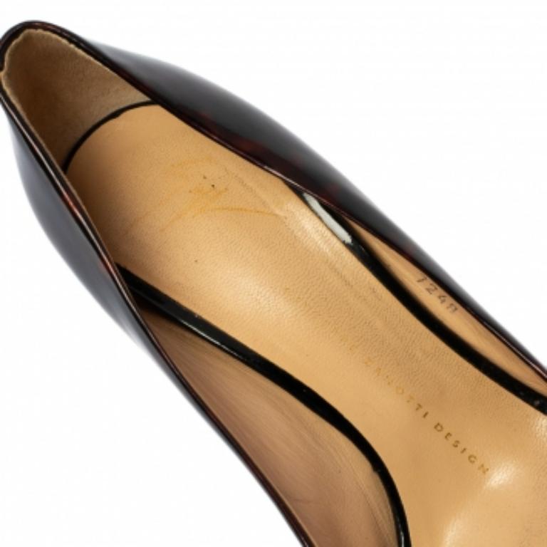 Impeccabili, queste décolleté Giuseppe Zanotti si riveleranno un acquisto straordinario! Le scarpe sono realizzate in vernice stampata tartaruga e sono caratterizzate da una punta peep e da un tacco di 12 cm. Le comode solette foderate in pelle e i