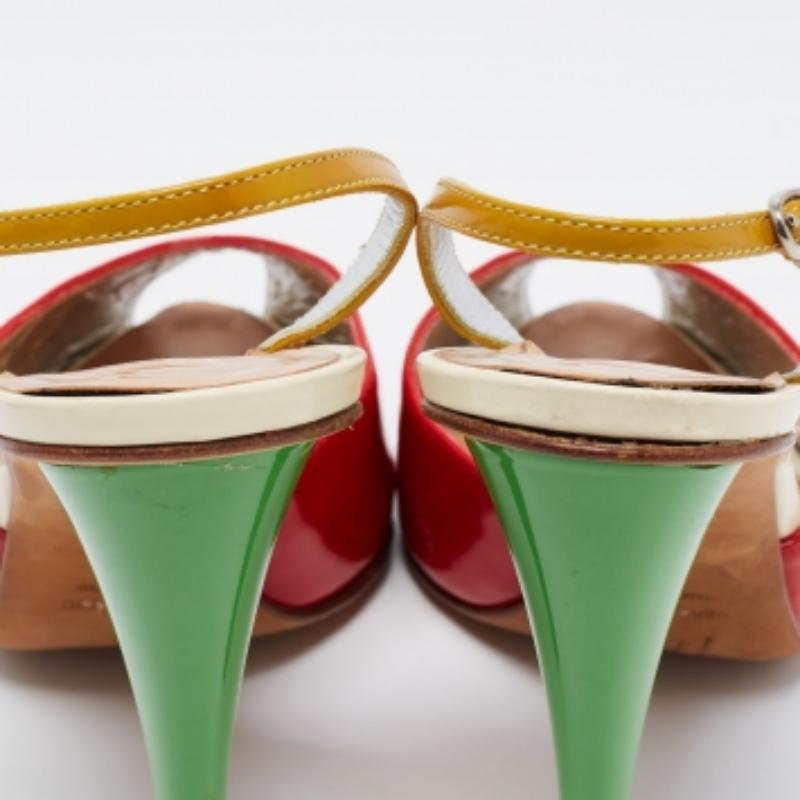 La maison Giuseppe Zanotti vous propose ces impressionnantes sandales qui compléteront n'importe quelle tenue. Ces sandales sont fabriquées en cuir verni tricolore et sont dotées de peep-toes et de talons de 11 cm. Elles sont dotées d'une doublure