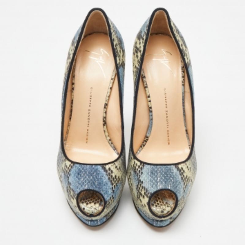 Zeigen Sie einen eleganten Stil mit diesem Paar Pumps. Diese eleganten Schuhe sind aus hochwertigen Materialien gefertigt. Sie sind auf robusten Sohlen und schlanken Absätzen aufgebaut.