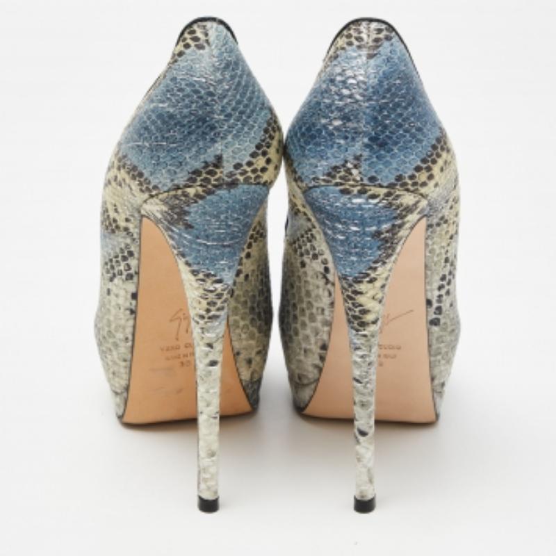 Giuseppe Zanotti Dreifarbig Geprägter Python Sharon Peep Toe Pumps Größe 38 im Angebot 1