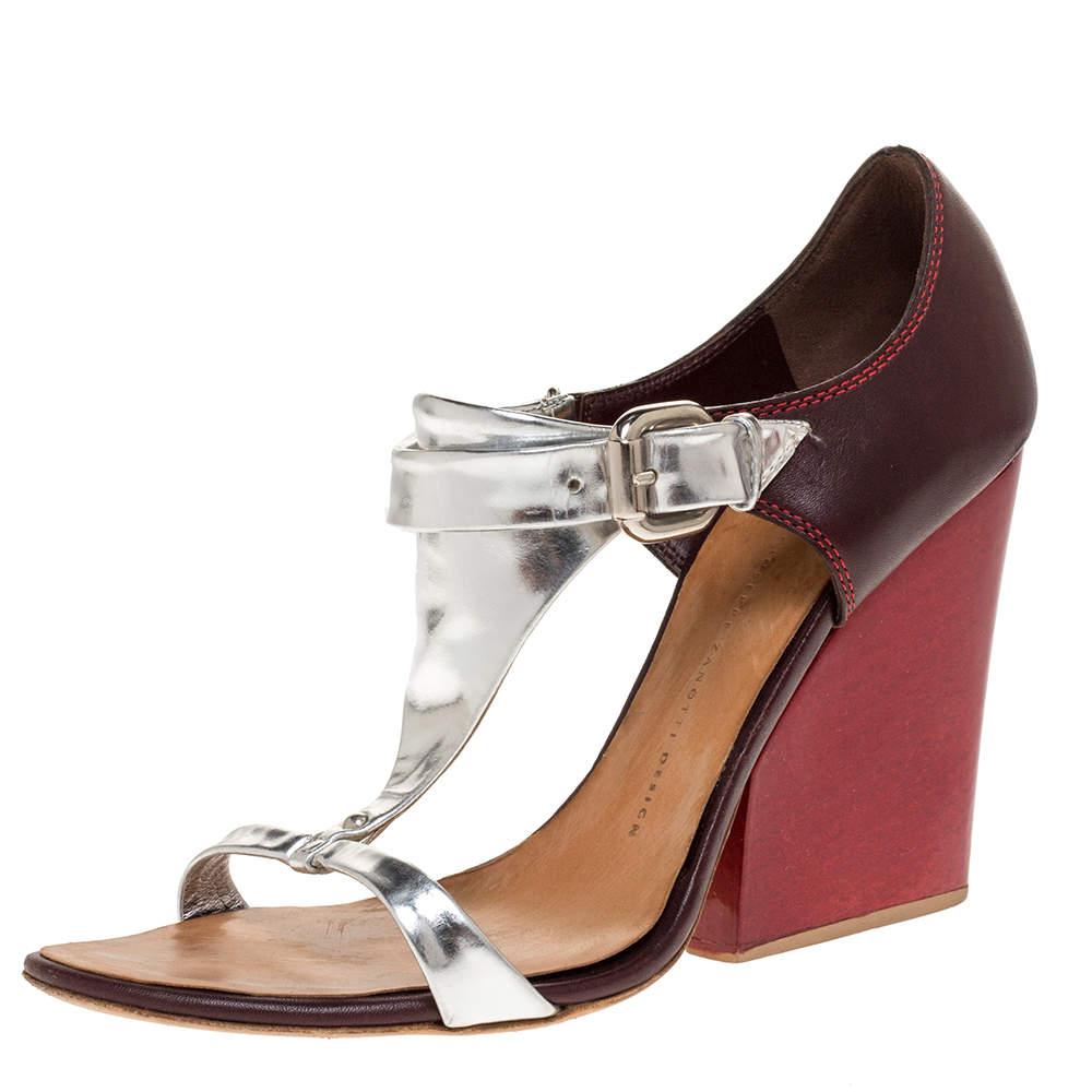 Le creazioni di Giuseppe Zanotti sono ambite dalle donne di tutto il mondo. Questi sandali sono l'esempio perfetto per descrivere perché Label è così popolare. Silhouette, comfort e colore si fondono per creare queste bellezze. I sandali in pelle