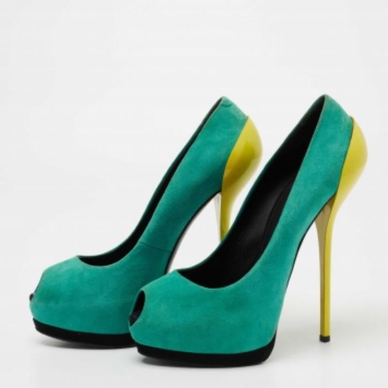 Confectionnés en daim, ces escarpins Giuseppe Zanotti ajouteront une touche sophistiquée à votre look du jour. Les escarpins de créateurs sont dotés de peep toes, de plateformes et de talons de 16 cm.