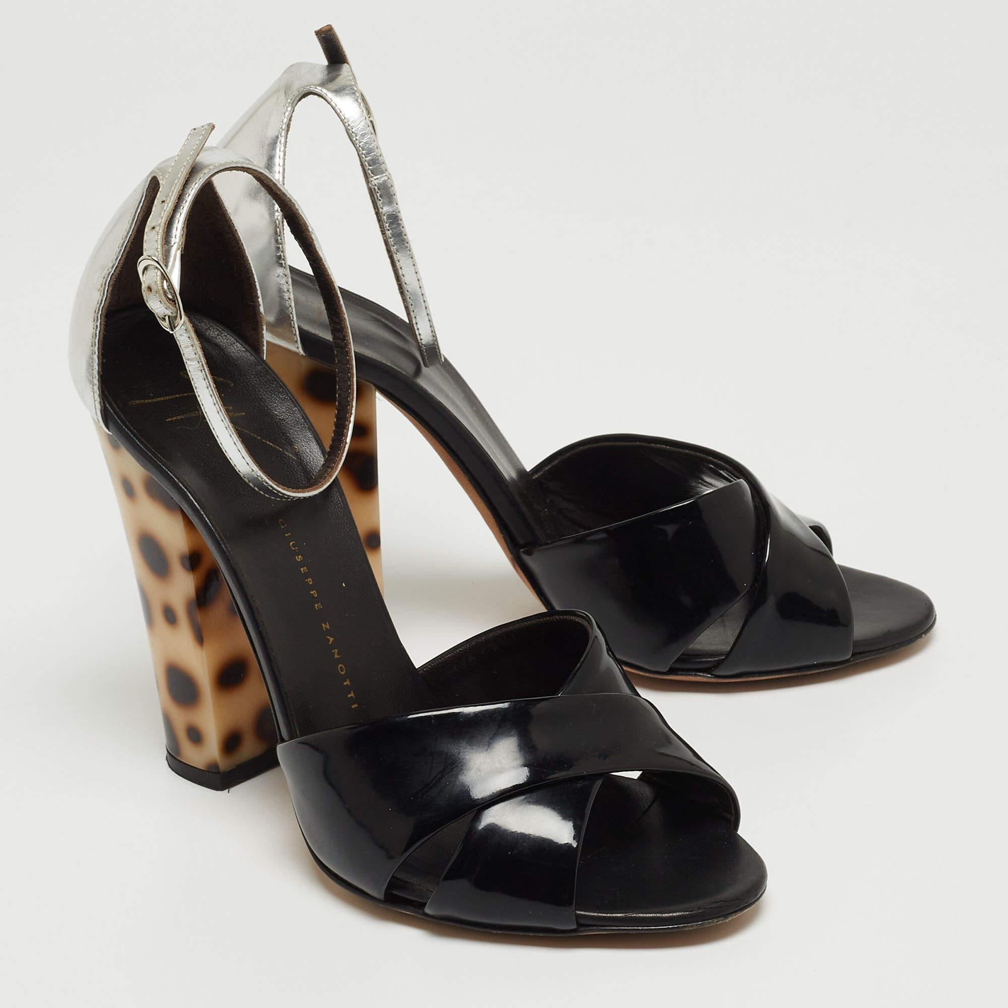 Giuseppe Zanotti Sandali con cinturino alla caviglia incrociato in vernice bicolore Taglia 36 In condizioni buone in vendita a Dubai, Al Qouz 2