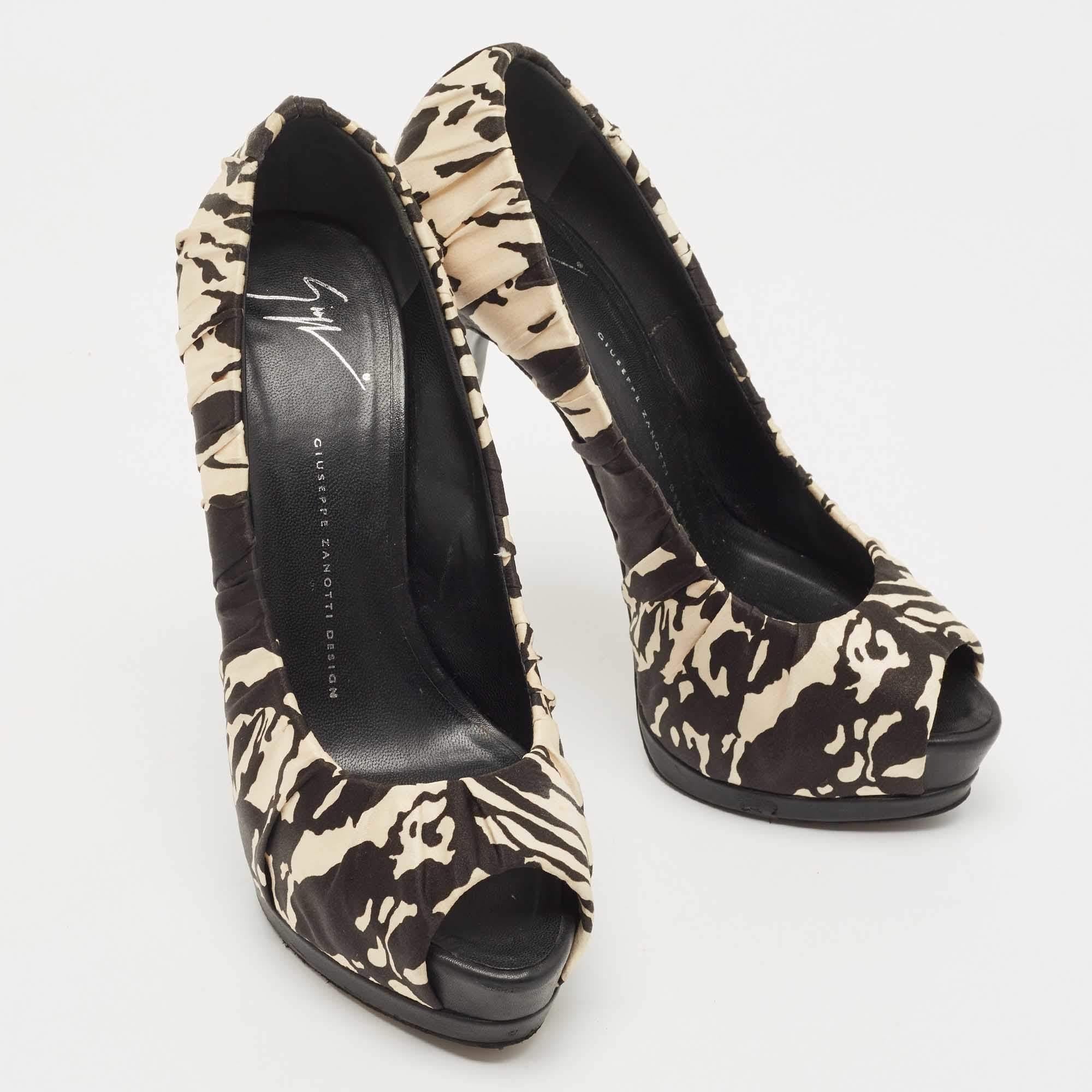 Giuseppe Zanotti escarpins à bout ouvert en satin imprimé deux tons, taille 39 Bon état - En vente à Dubai, Al Qouz 2
