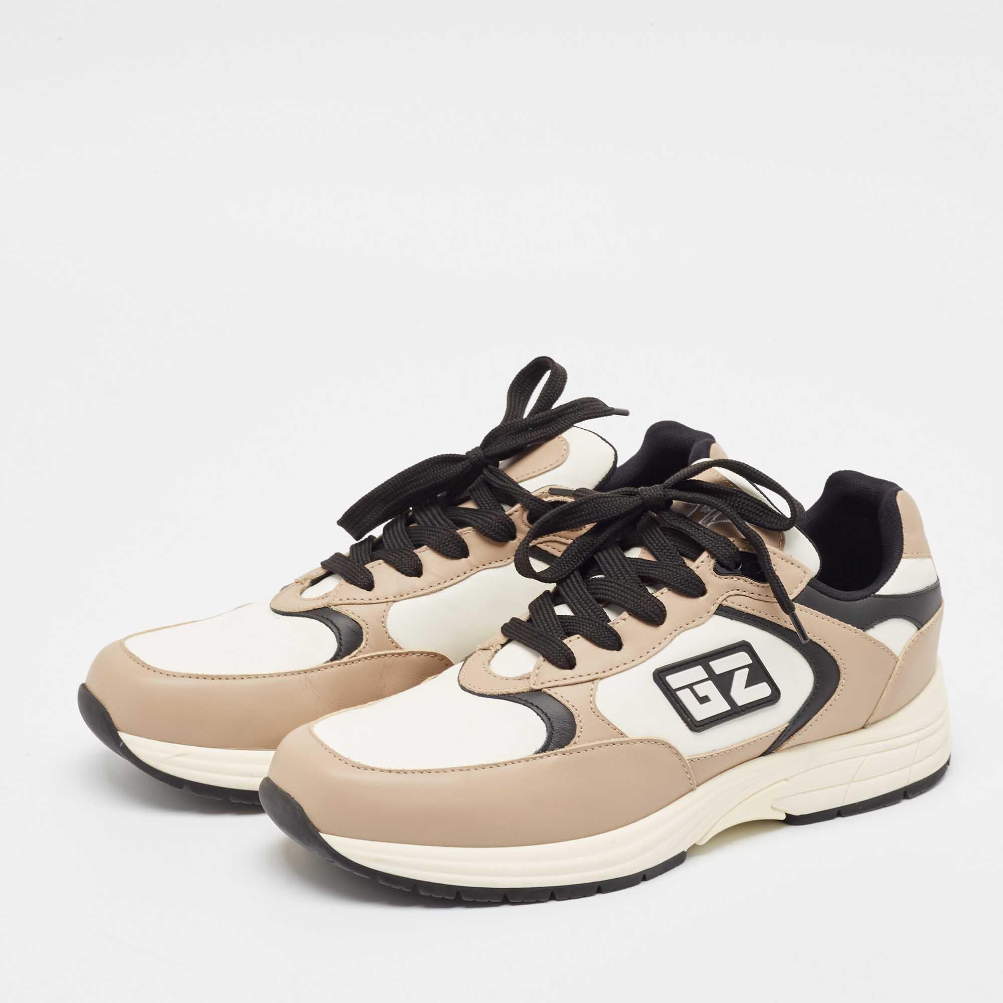 Date al vostro abbigliamento un tocco di lusso con questo paio di sneakers firmate. Le scarpe sono cucite in modo perfetto per permetterti di distinguerti a lungo.