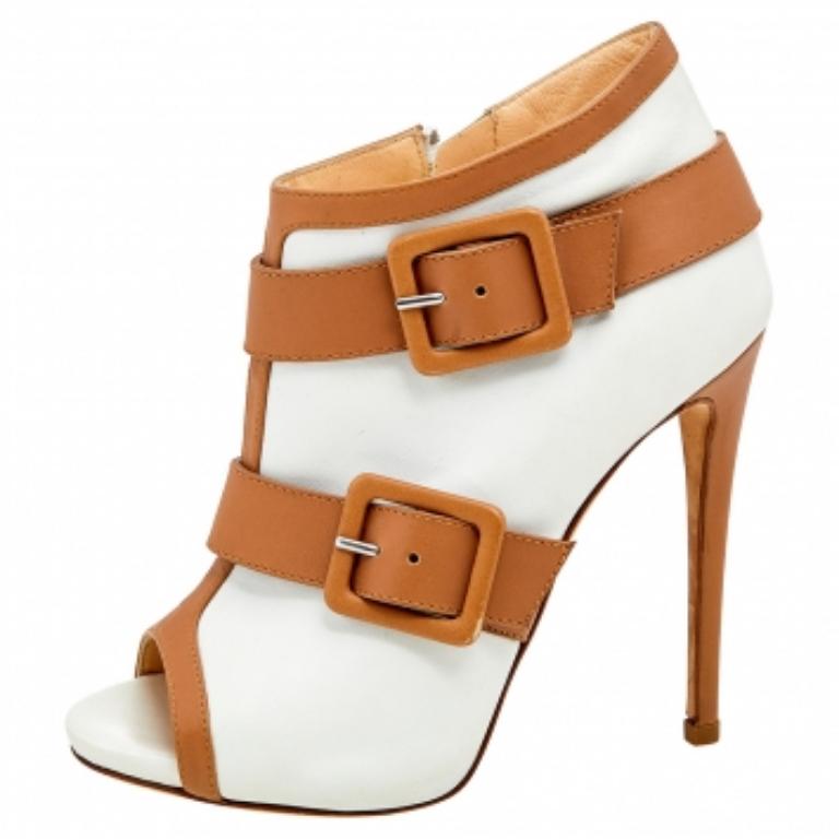 A feminine flair and a sophisticated appeal characterize these stunning Giuseppe Zanotti sandals. Crafted using quality materials, they will add an opulent charm to your look and complement many looks that you would want to create.