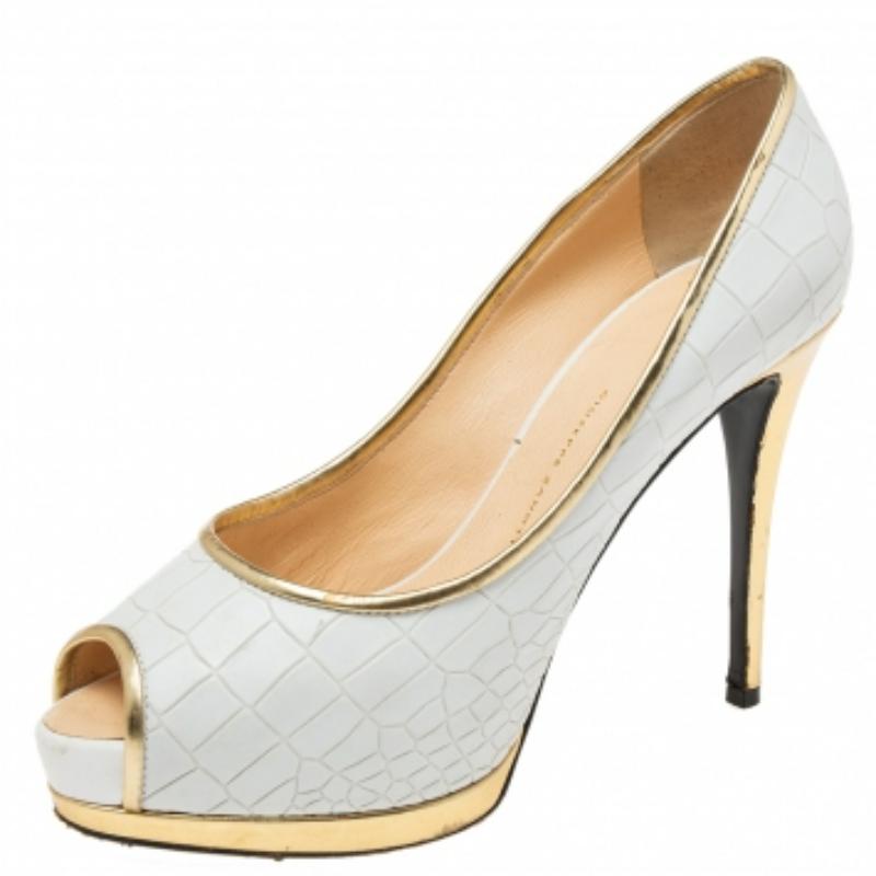 Vous êtes prête à être chic avec ces magnifiques escarpins de Giuseppe Zanotti ! Ces escarpins blancs sont réalisés en cuir gaufré et dotés d'un bout pointu. Ils sont dotés de semelles intérieures confortables doublées de cuir, de talons aiguilles