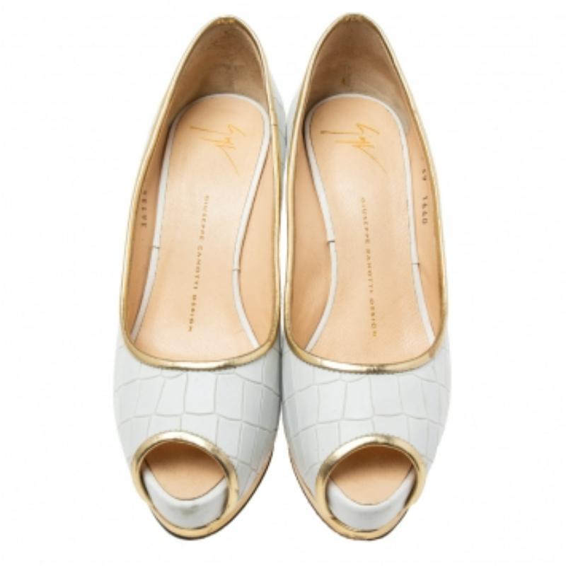 Blanc Giuseppe Zanotti White Croc Embossed Leather Peep-Toe Platform Pumps Size 39 (escarpins à plateforme en cuir gaufré) en vente