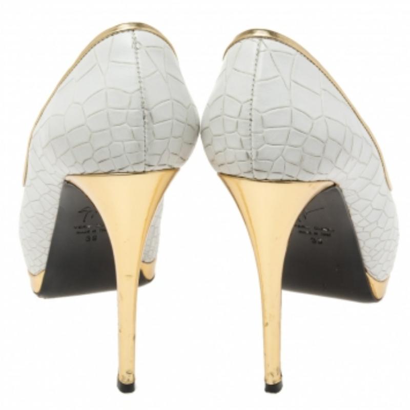 Giuseppe Zanotti White Croc Embossed Leather Peep-Toe Platform Pumps Size 39 (escarpins à plateforme en cuir gaufré) Bon état - En vente à Dubai, Al Qouz 2