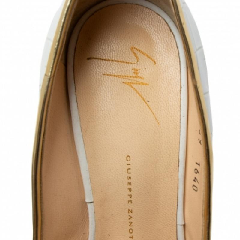 Giuseppe Zanotti White Croc Embossed Leather Peep-Toe Platform Pumps Size 39 (escarpins à plateforme en cuir gaufré) en vente 2