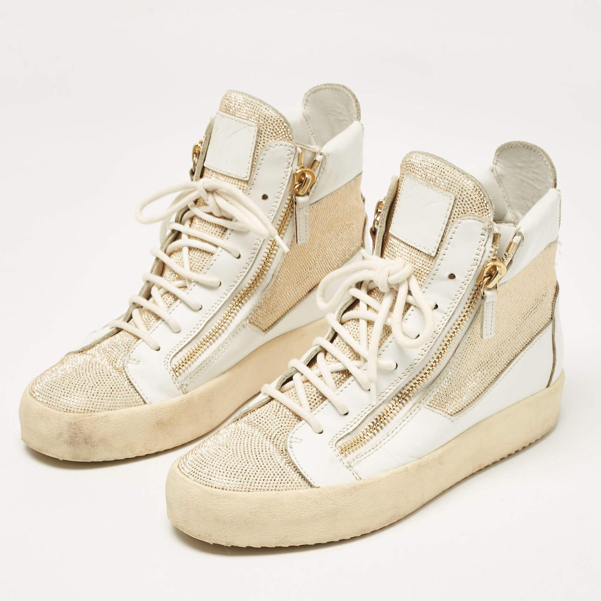 Verleihen Sie Ihrem Outfit ein schickes Update mit diesem Paar Designer-Sneakers. Die Kreation ist perfekt genäht, damit Sie darin lange Zeit eine gute Figur machen.