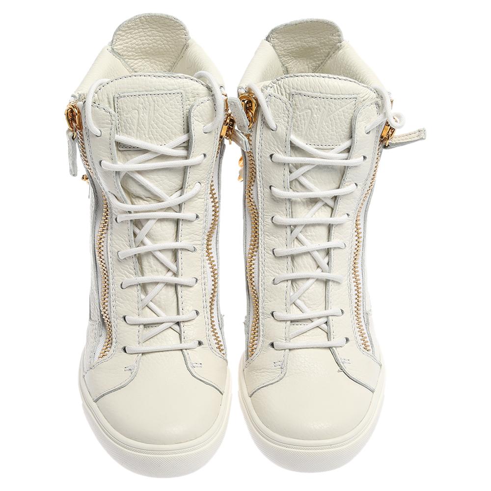 These high-top sneakers from Giuseppe Zanotti are astoundingly beautiful. They have been crafted from white leather and designed with round toes. They exhibit lace-ups and gold-tone double zippers on the vamps and single zippers and dual chain-links