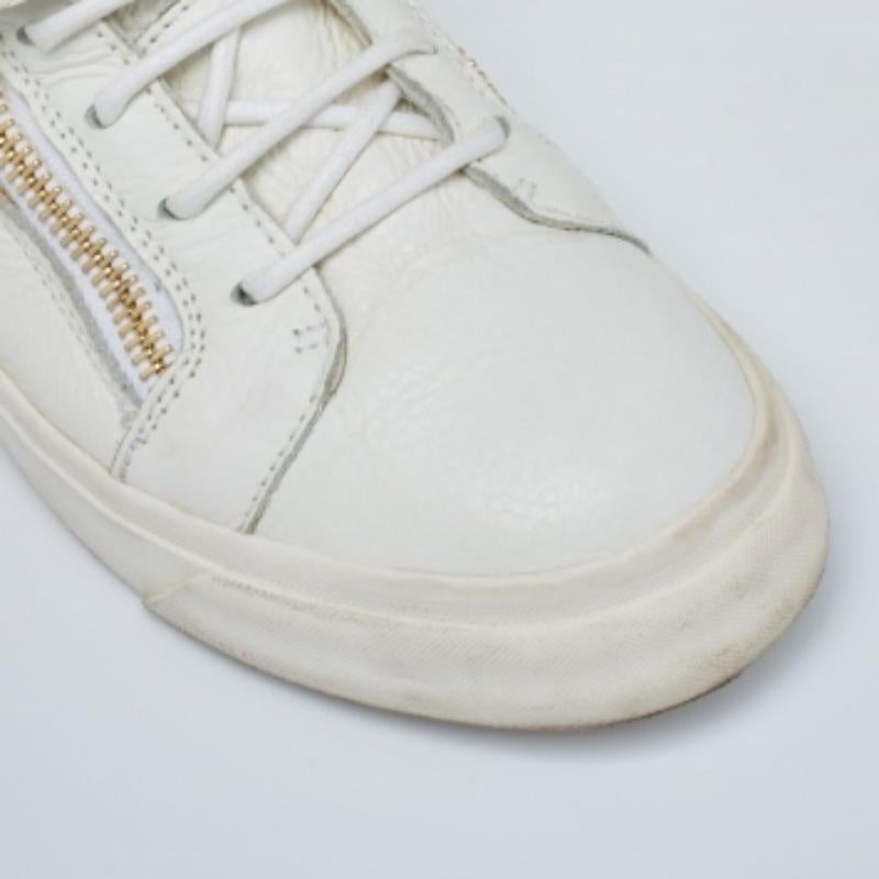 Giuseppe Zanotti White Leather Embellished High Top Sneakers Size 38.5 In Fair Condition For Sale In Dubai, Al Qouz 2