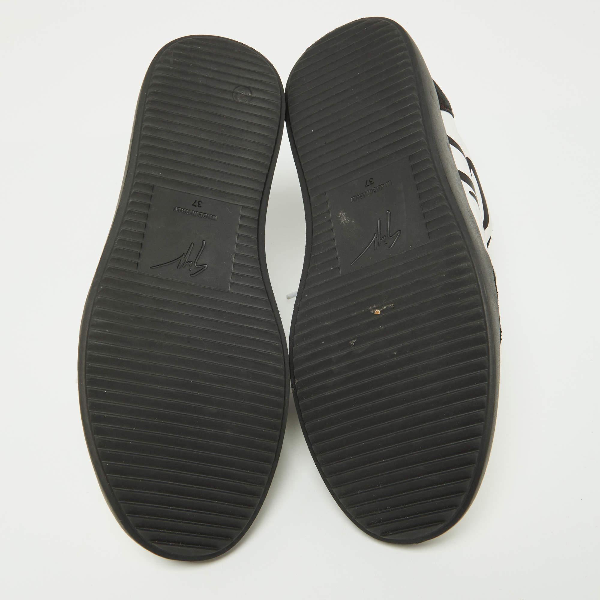 Giuseppe Zanotti, pelle bianca e pelle scamosciata laminata, scarpe da ginnastica basse misura 37 in vendita 1