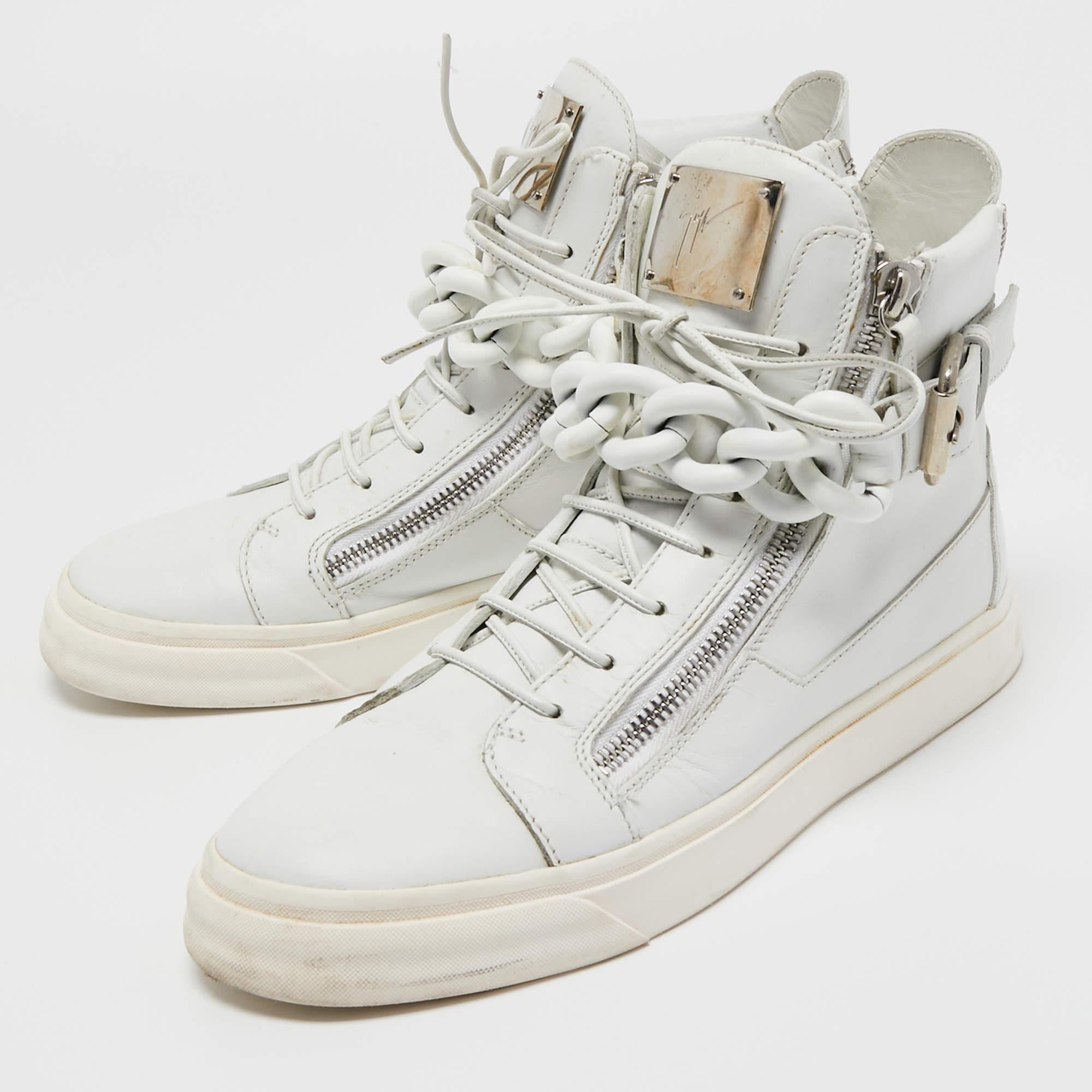 Giuseppe Zanotti bringt dir diese Sneaker, die super robust, atemberaubend und stilvoll sind. Sie sind aus weißem Leder gefertigt und haben eine klassische High-Top-Silhouette. Sie sind mit Reißverschlüssen, Metallketten und silberfarbenen