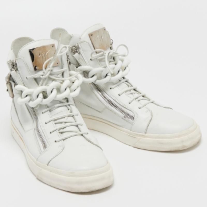 Giuseppe Zanotti Weiß Leder Metall Kette High Top Sneakers Größe 44 im Zustand „Gut“ im Angebot in Dubai, Al Qouz 2