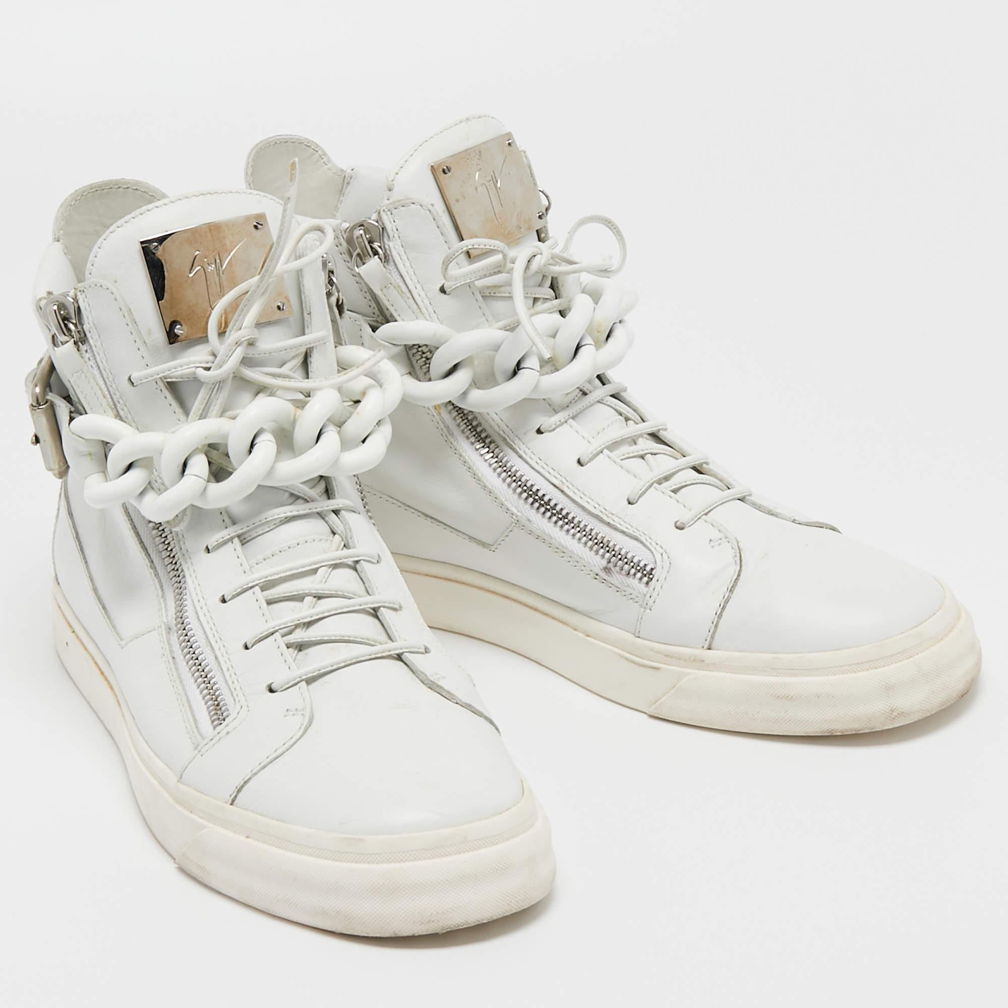 Giuseppe Zanotti White Leather Metal Chain High Top Sneakers Size 44 In Good Condition For Sale In Dubai, Al Qouz 2