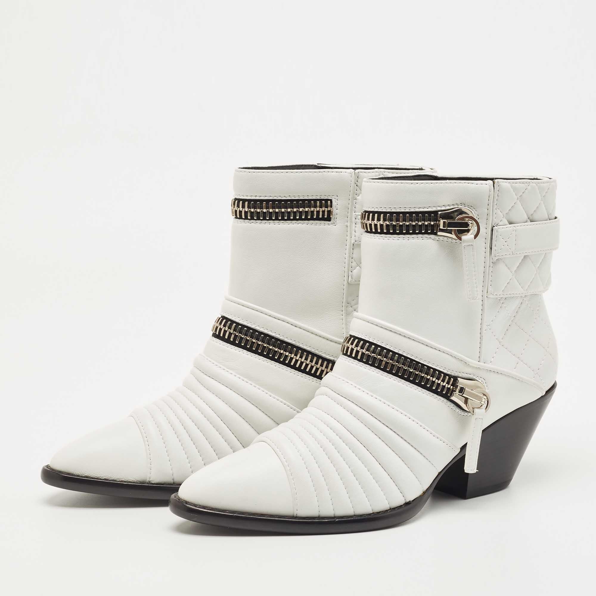 Meticulously designed into a smart silhouette, these boots are on-point with style. They come with comfortable insoles and durable outsoles to last you forever. These boots are just amazing, and you definitely need to get them right away.

