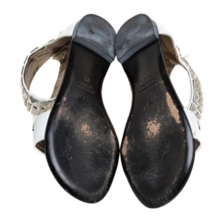 Chic et tendance, ces chaussures plates de Giuseppe Zanotti sont à acheter absolument ! Ces sandales blanches sont confectionnées en cuir et présentent une silhouette à bout ouvert. Elles sont dotées de brides d'empeigne et de revers de cheville