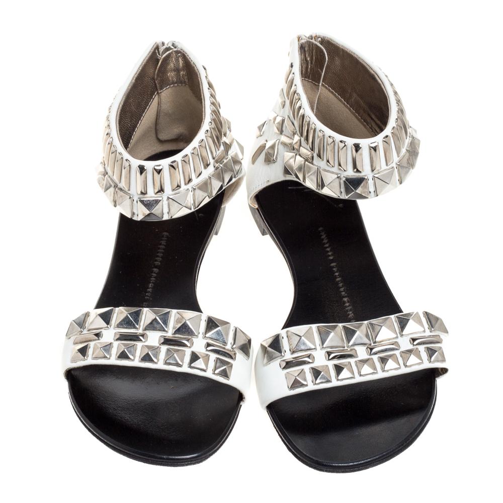 Chic and fashionable, these flats from Giuseppe Zanotti are a must buy! The white sandals are crafted from leather and feature an open toe silhouette. They have been styled with studded vamp straps and ankle cuffs and come equipped with zippers on
