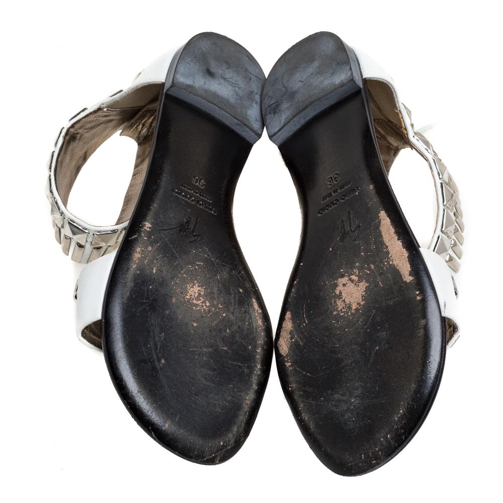 Giuseppe Zanotti - Chaussures à manchettes cloutées en cuir blanc avec fermeture éclair, taille 36 Bon état - En vente à Dubai, Al Qouz 2